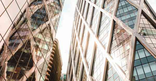 拍摄视频的航拍无人机