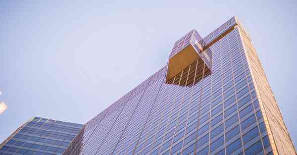 拍摄视频的航拍无人机