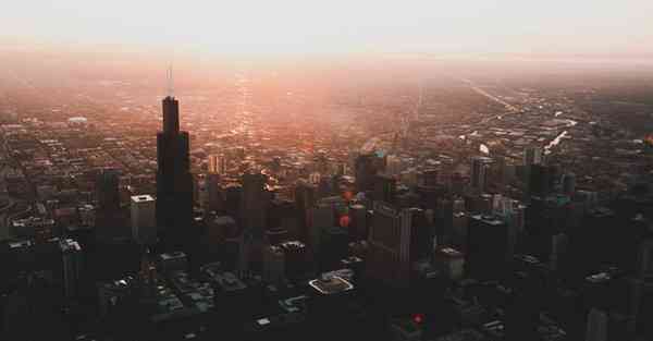 拍摄视频的航拍无人机